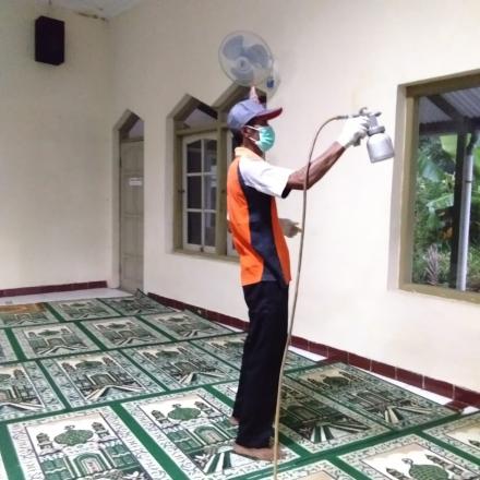 Takmir Masjid Al-Auliya' Semprotkan Disinfektan